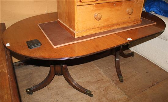 Regency style mahogany dining table(-)